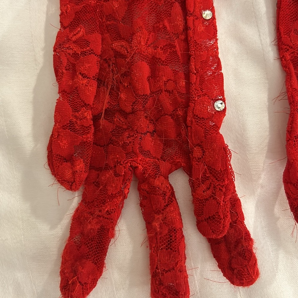 Red gloves - Picture 3 of 4